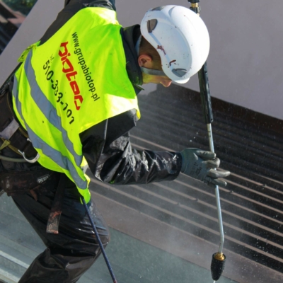 Druckreinigung des Daches vor dem Anstrich