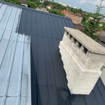 Anstrich der Trapezbleche auf dem Dach