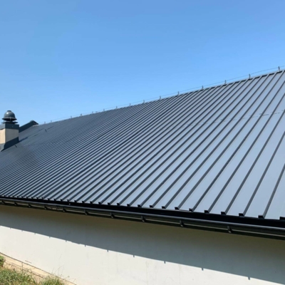 Anstrich des Daches einer Industriehalle