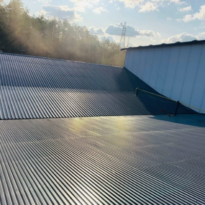 Anstrich des Daches einer Industriehalle