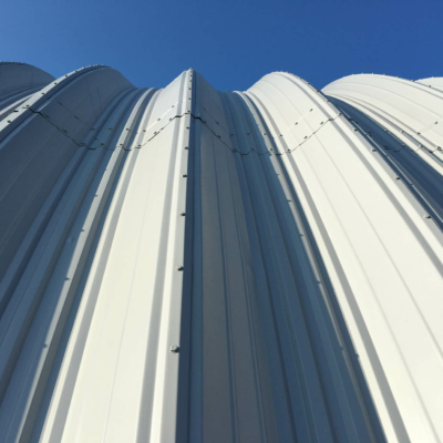 Anstrich des Hallendachs