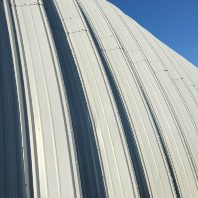 Streichen des Daches der Bogenhalle