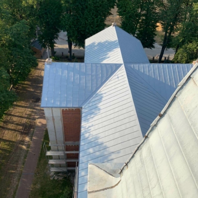 Anstrich des Dachs des Kirchturms in Częstochowa mit der königlichen Farbenfirma biotop group