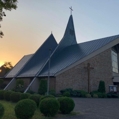 Anstrich des Kirchendachs - Royal Hot Paint