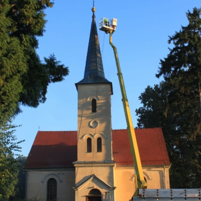 Anstrich des Kirchendachs