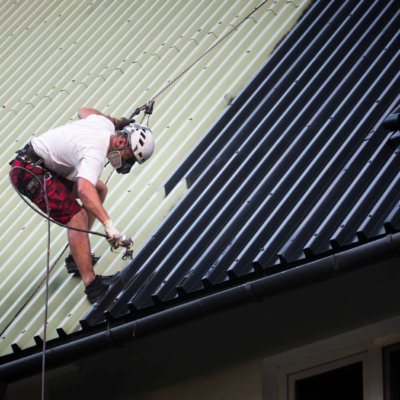 Anstrich des Schuldachs