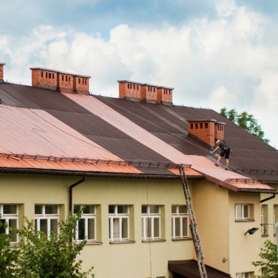 Streichen des Daches der Grundschule