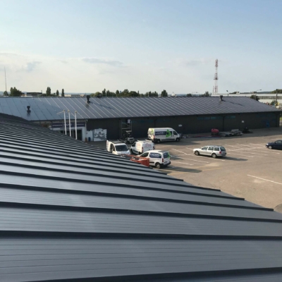 Anstrich eines beschichteten Paneeldachs