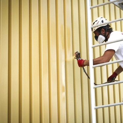 Bemalung einer Blechfassade