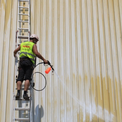 Bemalung einer Blechfassade