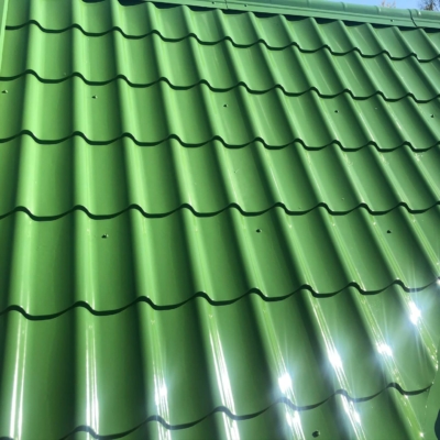 Grün gestrichenes Ziegeldach