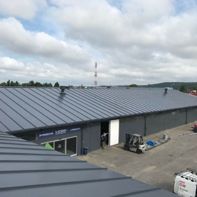 Dach- und Fassadenanstrich von beschichteten Paneelen