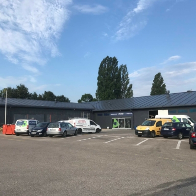 Blick auf das bemalte Dach vom Parkplatz aus