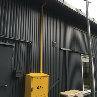 Schutz beim Anstrich des Daches einer Industriehalle