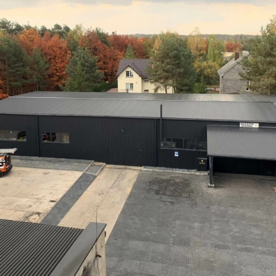 Anstrich des Daches und der Fassade aus Sandwichpaneelen