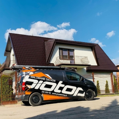 Biotop-Fahrzeug vor dem Grundstück des Kunden