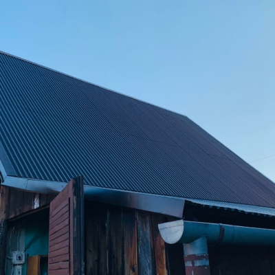 Dach aus lackiertem Wellblech
