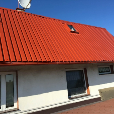 Rot lackiertes trapezförmiges Metalldach