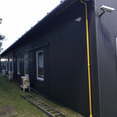 Bemalung der Fassade einer Blechtafel