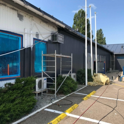 Anstrich des Daches und der Fassade der Halle