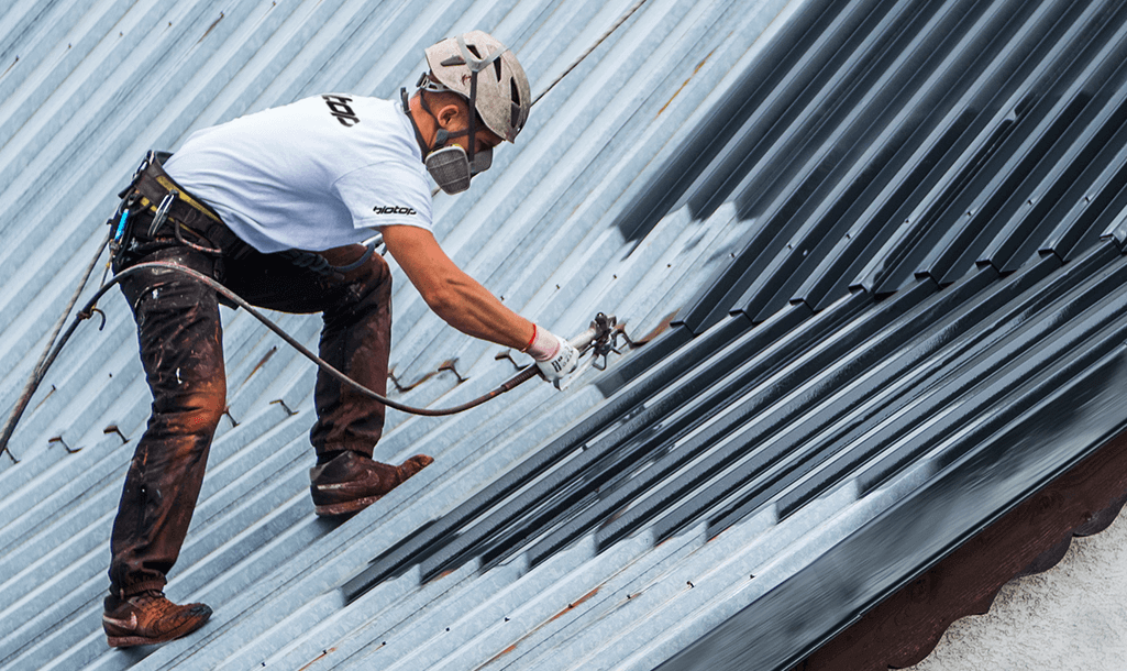 Anstrich von Blechdächern