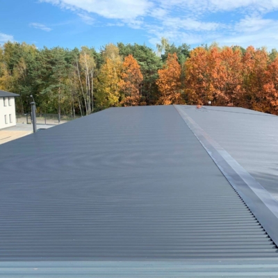 malowanie dachu hali przemysłowej w Katowicach Anstrich des Daches einer Industriehalle