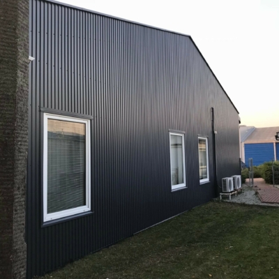 malowanie elewacji metalowej hali przemysłowej Die gestrichene Fassade einer Industriehalle