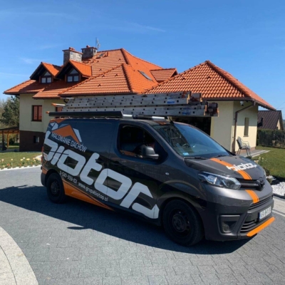 firma-grupa-biotop-malowanie-dachówki-dachu-dachów-Kraków-Katowice-Warszawa (1) Fahrzeug der Biotop-Gruppe