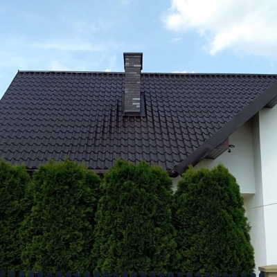 malowanie-blachodachówki-powlekanej-poliestrem-plastizolem-teflonem-malowana-na-gorąco-farbą-royal-biotop (1) Dach pomalowany na brązowo