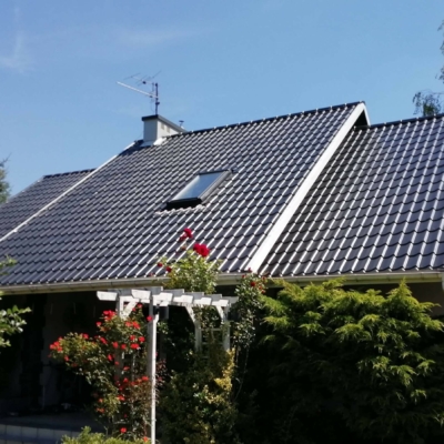 malowanie-blachodachówki-powlekanej-poliestrem-teflonem-coil-coatingu-farba-royal-biotop-malowanie-dachu-cena-jotun-hempel-sigma-sika (1) Dom z malowanym dachem z blachodachówki