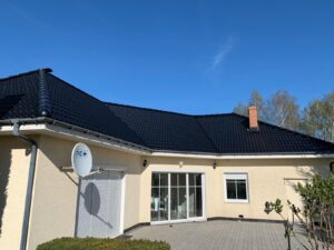 malowanie-dachówek-betonowych-cementowych-ceramicznych-biotop-farba-royal-na-gorąco