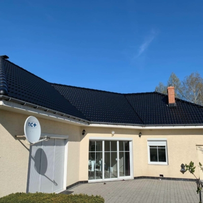 malowanie-dachówek-betonowych-cementowych-ceramicznych-biotop-farba-royal-na-gorąco Pomalowany dach domu od strony tarasu