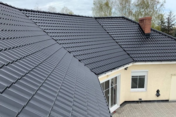 malowanie-dachówek-betonowych-we-Wrocławiu-Opole Pomalowane dach z dachówki betonowej
