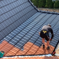 malowanie-dachówek-ceramicznych-Kraków-Zielonki Pracownik Biotop przy malowaniu