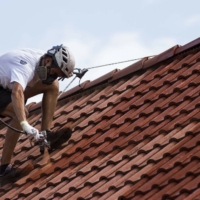 malowanie-dachówki-betonowej-Opole-Krapkowice Praca przy malowaniu dachówki betonowej