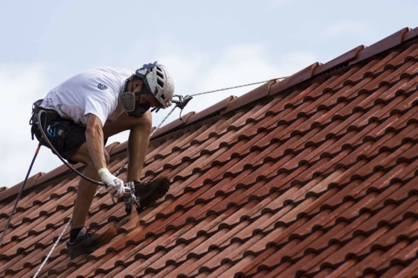 malowanie-dachówki-betonowej-Opole-Krapkowice Praca przy malowaniu dachówki betonowej