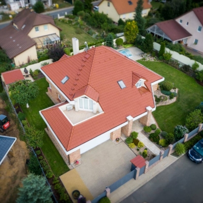 malowanie-dachowki-betonowej-Wroclaw-mycie-czyszczenie-impregnacja-biotop-royal-farba Pomalowany dach na czerwonow z lotu ptaka