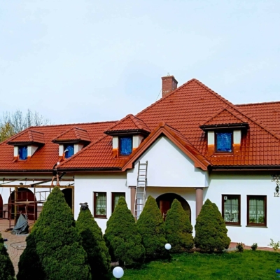 malowanie-dachówki-betonowej-cementowej-ceramicznej-na-kolor-farbą-royal-biotop (1) Dach pomalowany na czerwono