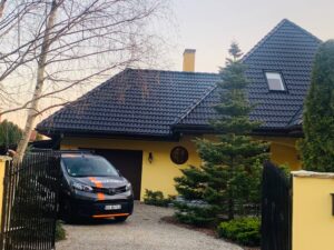 malowanie-dachówki-betonowej-cementowej-farbą-royal-na-gorąco-przez-firmę-biotop (1)