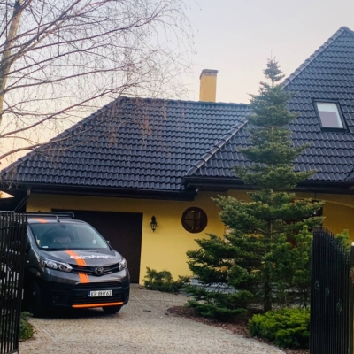 malowanie-dachówki-betonowej-cementowej-farbą-royal-na-gorąco-przez-firmę-biotop (1) Pomalowany dach z dachówki betonowej oraz samochód Biotop