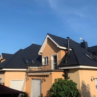 malowanie-dachówki-betonowej-cena-ceramicznej-cementowej-biotop-farbą-royal-min Ujęcie pomalowanego dachu