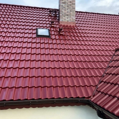 malowanie-dachówki-betonowej-na-kolor-farbą-royal-na-gorąco-grupa-biotop-min Dach pomalowany na czerwono