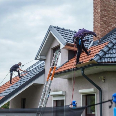 malowanie-dachówki-ceramicznej-firma-biotop-mycie-czyszczenie-impregnacja-dachu Pracownicy Biotop przy malowaniu dachu