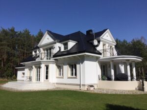 malowanie-dachówki-ceramicznej-karpiówki-na-ciemny-grafit-farbą-royal-na-gorąco-przez-firmę-biotop