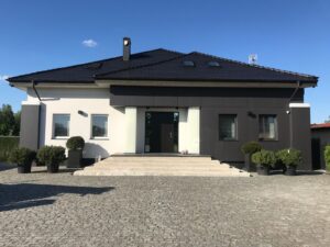 malowanie-dachówki-ceramicznej-karpiówki-na-ciemny-grafit-farbą-royal-na-gorąco-przez-firmę-biotop-cena