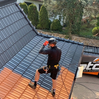 malowanie-dachówki-ceramicznej-marsylki-biotop-farba-royal-na-gorąco-min Pracownik Biotop w trakcie pracy