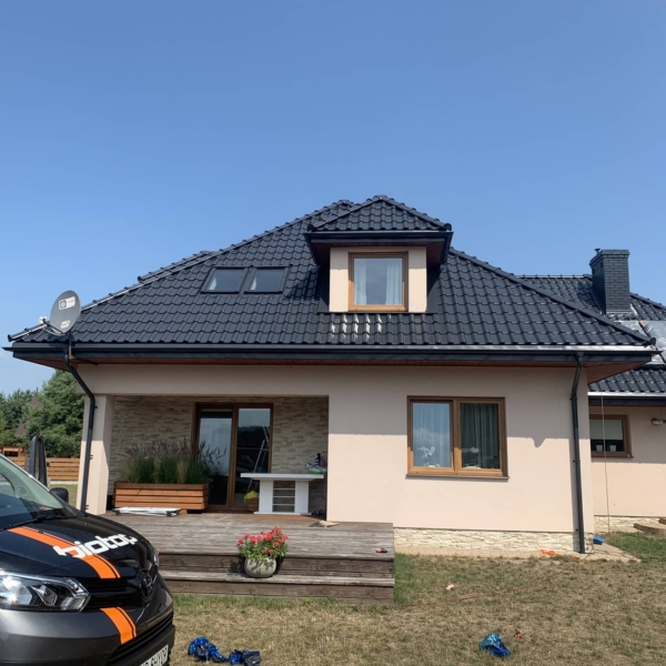 malowanie-dachówki-glazurowanej-szkliwionej-angobowanej-biotop-farba-royal-d0-dachu-na-gorąco-biotop-Sosnowiec-Gliwice-Zabrze. Pomalowany dach z dachówki glazurowanej szkliwionej angobowanej