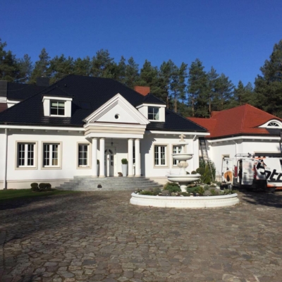 malowanie-dachówki-karpiówki-mycie-czyszczenie-biotop-farba-royal-na-gorąco Pomalowany dach widziany od frontu