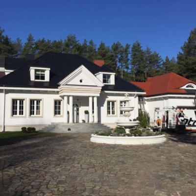 malowanie-dachówki-karpiówki-mycie-czyszczenie-biotop-farba-royal-na-gorąco-min (1) Dom z pomalowanym dachem od frontu