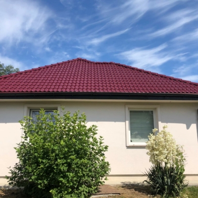 malowanie-dachówki-na-kolor-farbą-royal-na-gorąco-biotop-Kraków-min Czerwony pomalowany dach od dołu